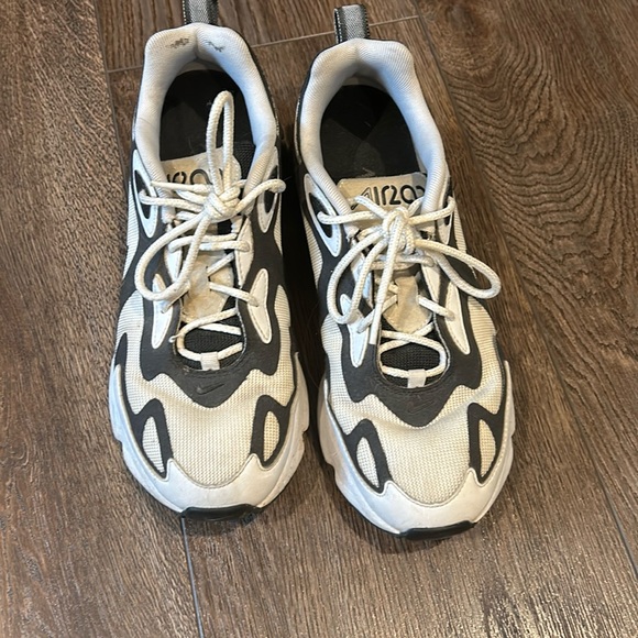 Women’s Nike running shoe - Picture 1 of 6